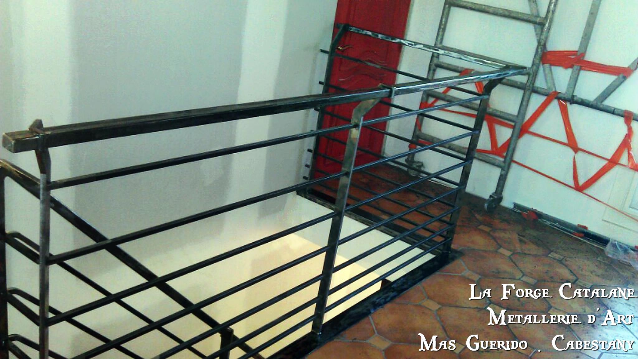 Garde corps metal lisses carre main courante deporte forge catalane 4.jpg